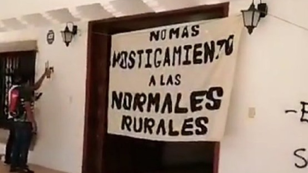 Normalistas de Ayotzinapa vandalizan oficinas del SEG - manta-de-normalistas