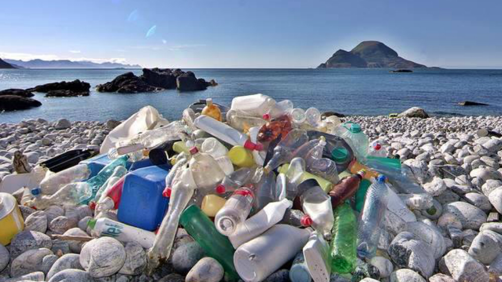 Pompeo asegura que EE.UU. colaborará en reducción de contaminación plástica