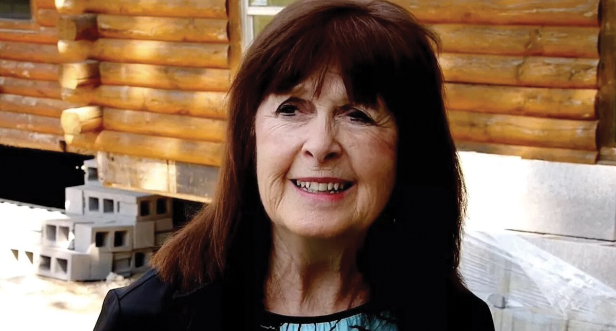 Estrella de reality muere al resbalar y caer a alberca