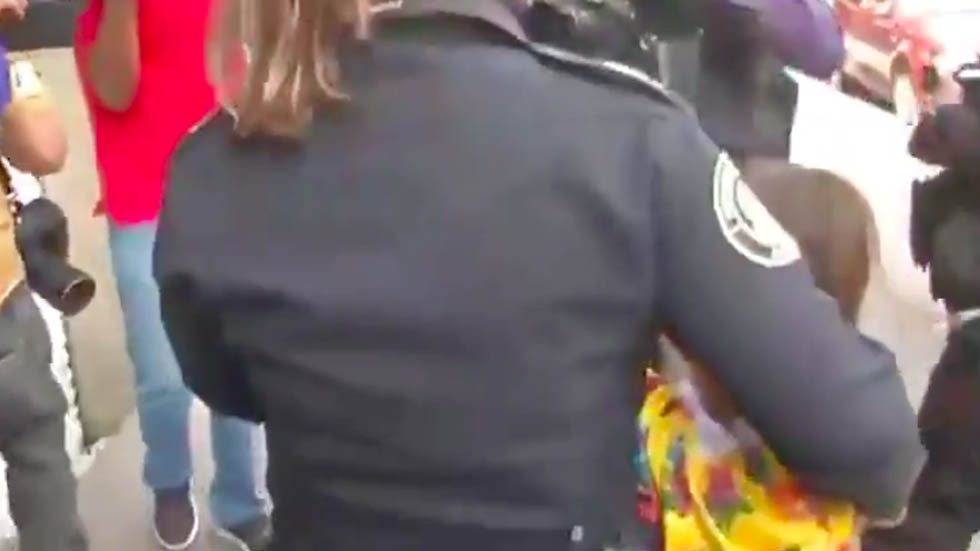 Olvidan a niña de 8 años en gasolinera de la Ciudad de México