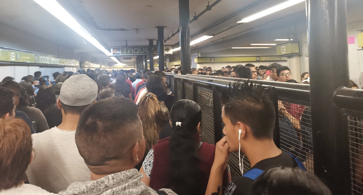 Largas filas en Metro y Metrobús por protesta de taxistas