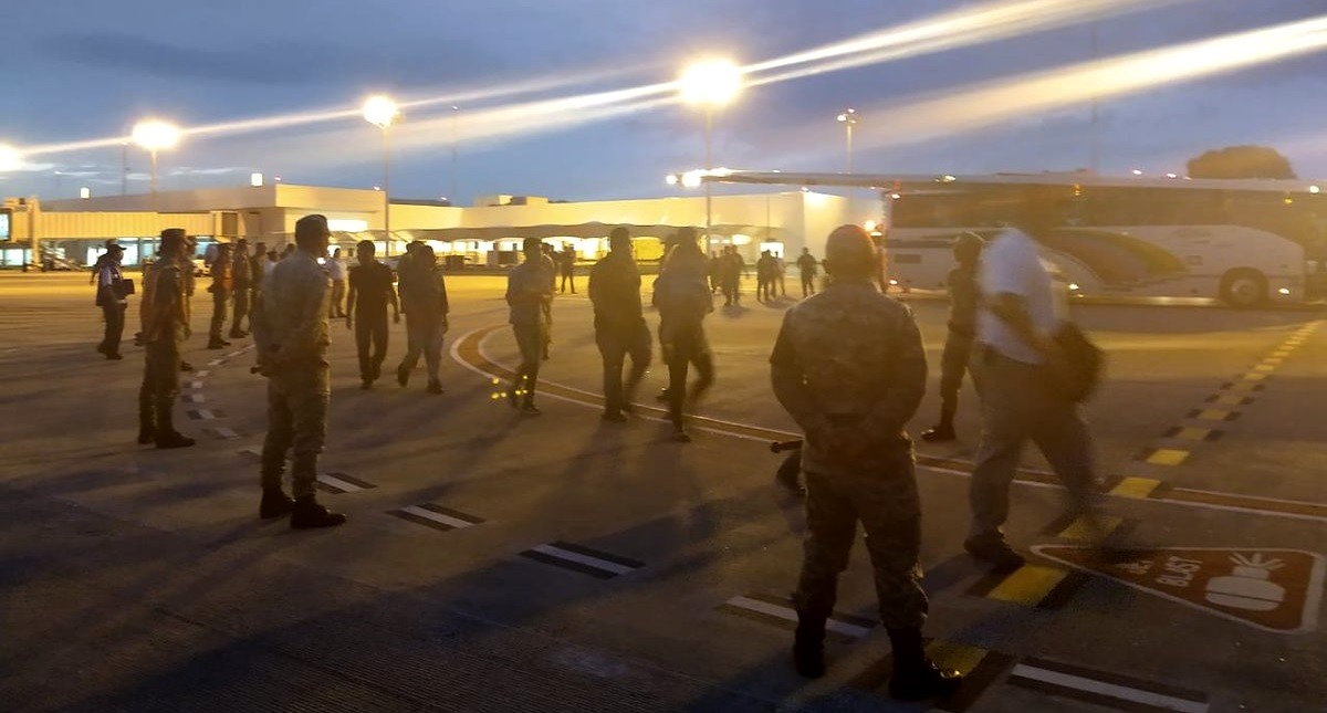 INM retorna a Honduras a 101 migrantes - migrantes-a-punto-de-subir-a-un-avion-de-la-policia-federal