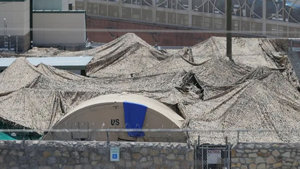 Mantienen a migrantes en campamento provisional en El Paso