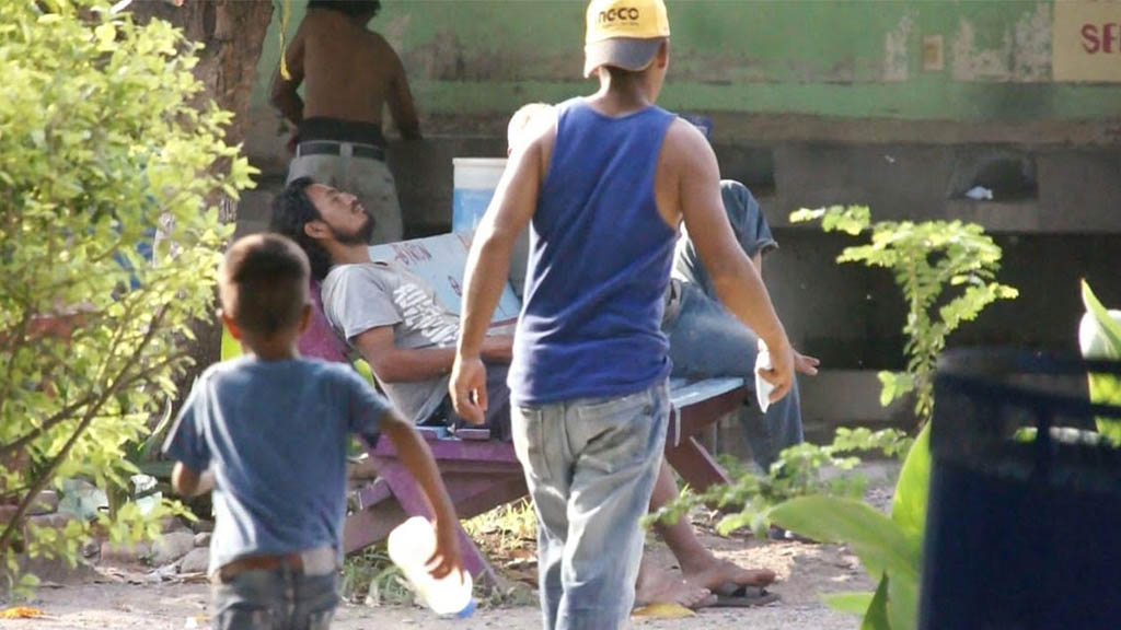 Flujo de migrantes sigue activo en el Istmo de Tehuantepec pese a operativos