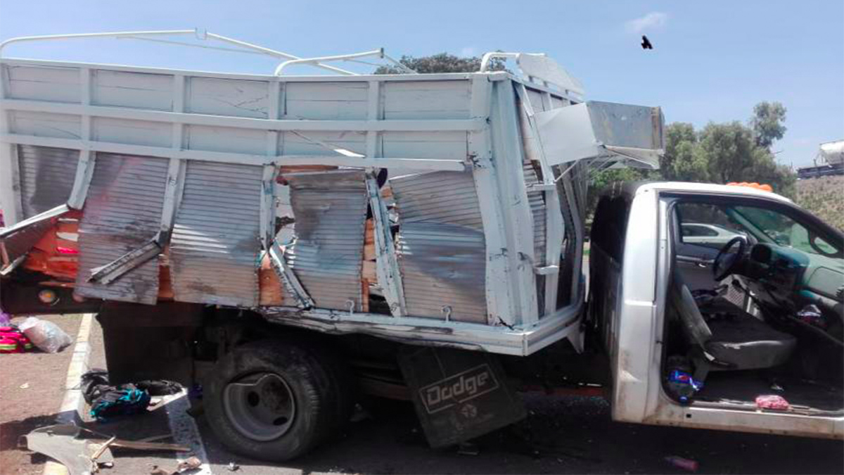 Choque de camioneta con camión en Puebla deja 10 migrantes lesionados
