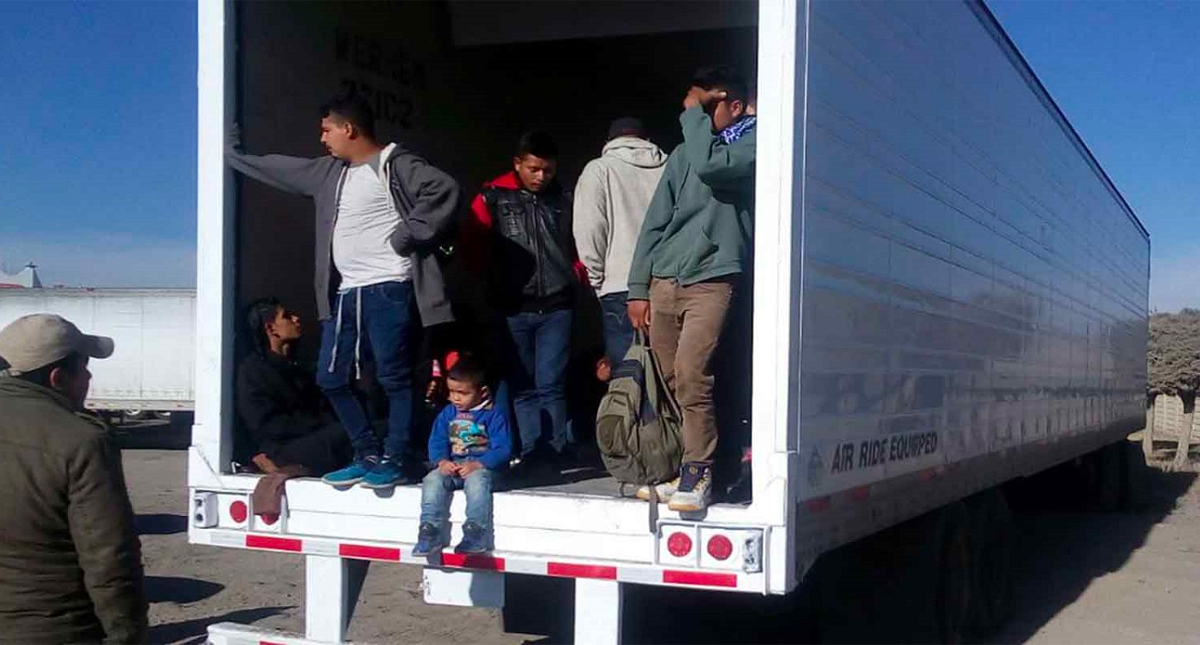 Investigan red que presta servicio de transporte a migrantes