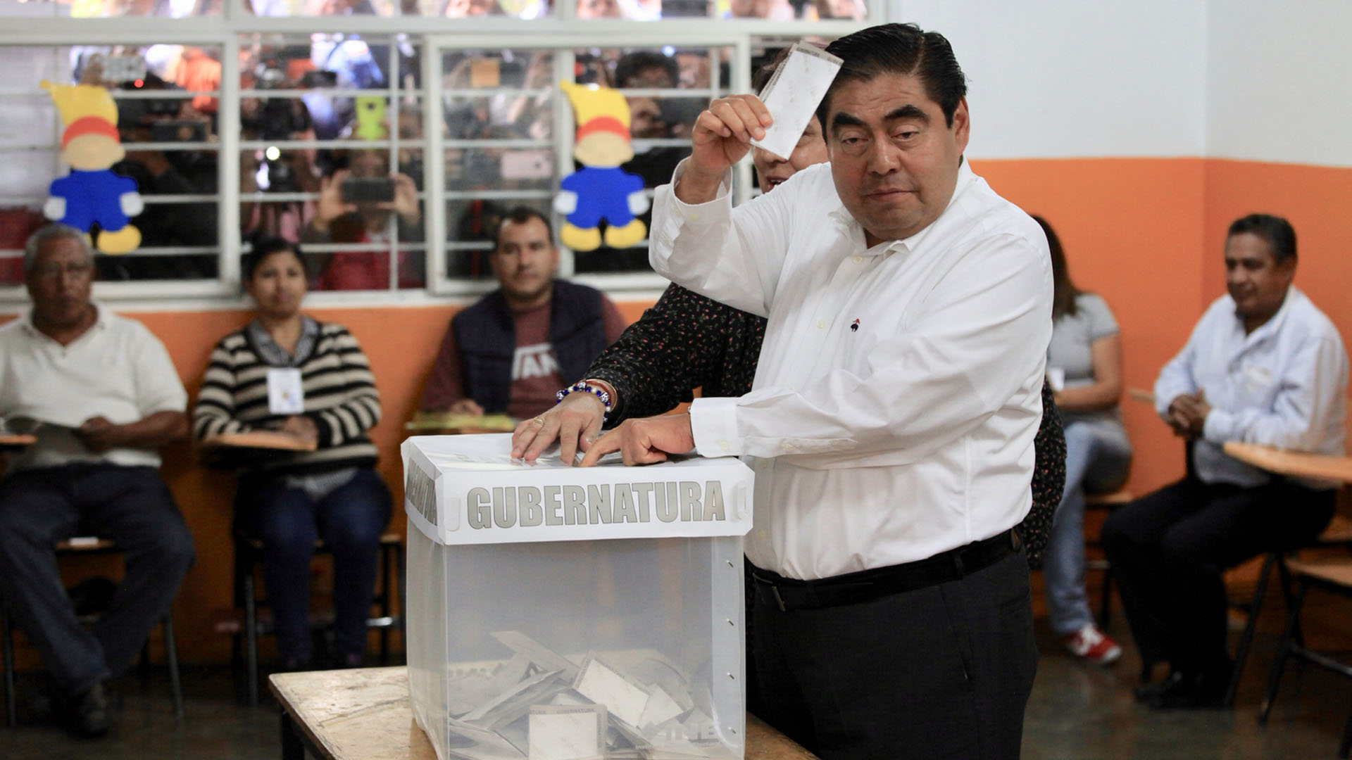 Cárdenas, Barbosa y Jiménez votan para gobernador de Puebla - miguel-barbosa-depositando-su-voto-en-la-urna