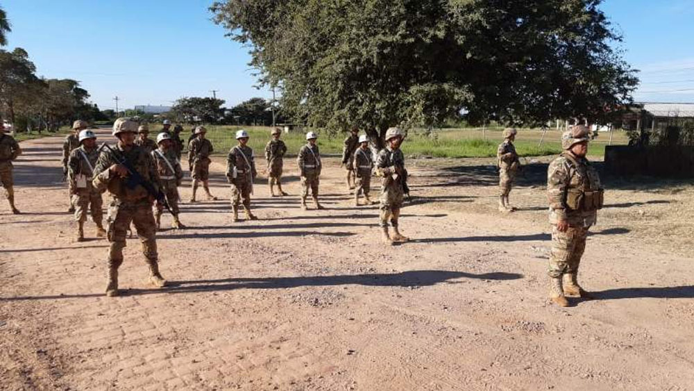 Militares intervienen aeropuertos en Bolivia por vuelos con droga