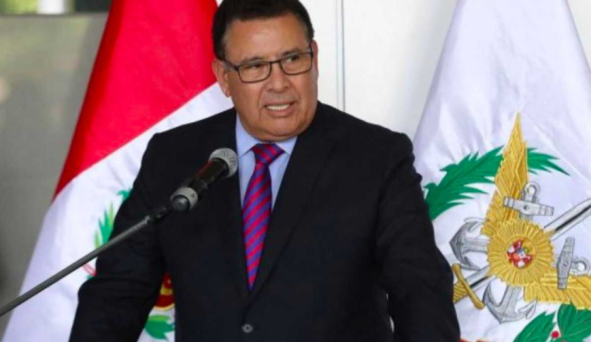 Muere ministro de Defensa de Perú de paro cardíaco