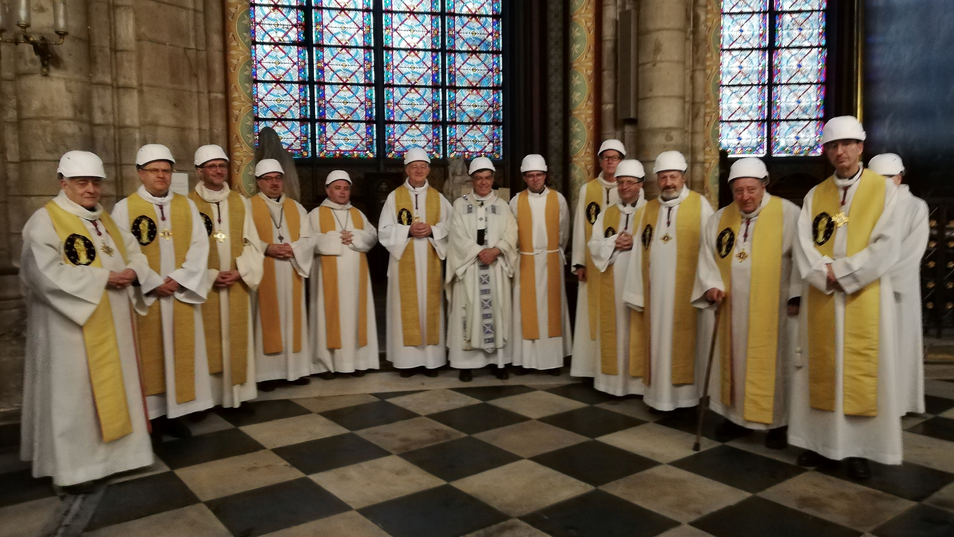 Realizan primera misa en catedral de Notre Dame tras incendio