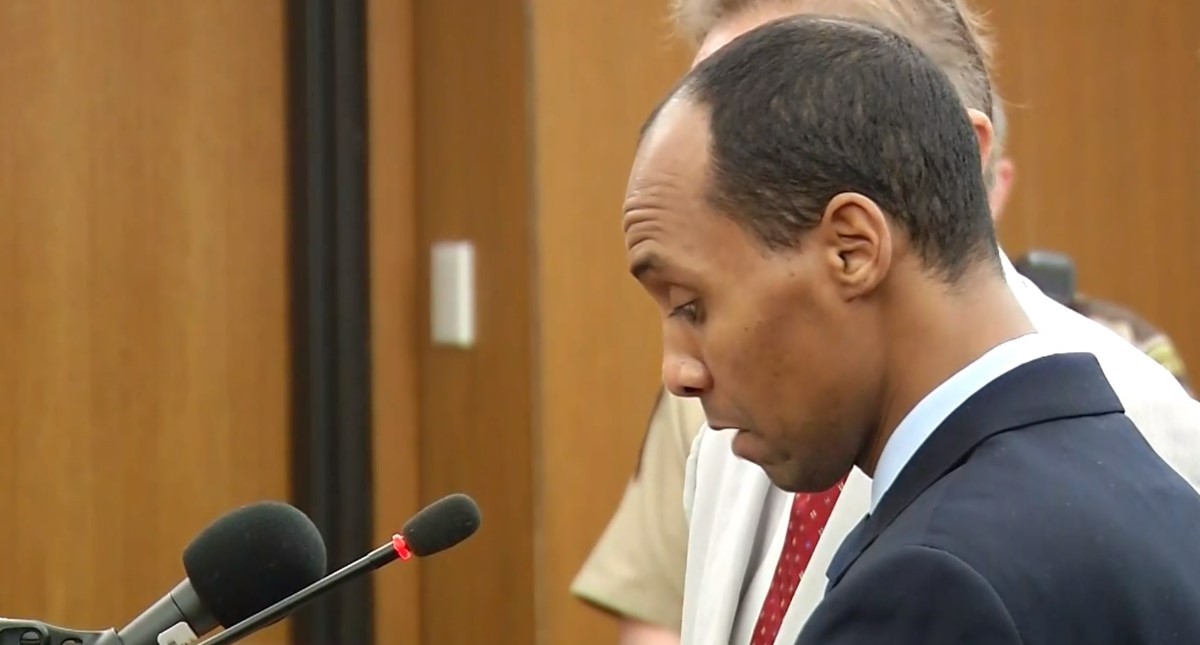 Dan 12 años de cárcel a expolicía por asesinato de mujer - mohamed-noor-rindiendo-su-testimonio-ante-el-juez