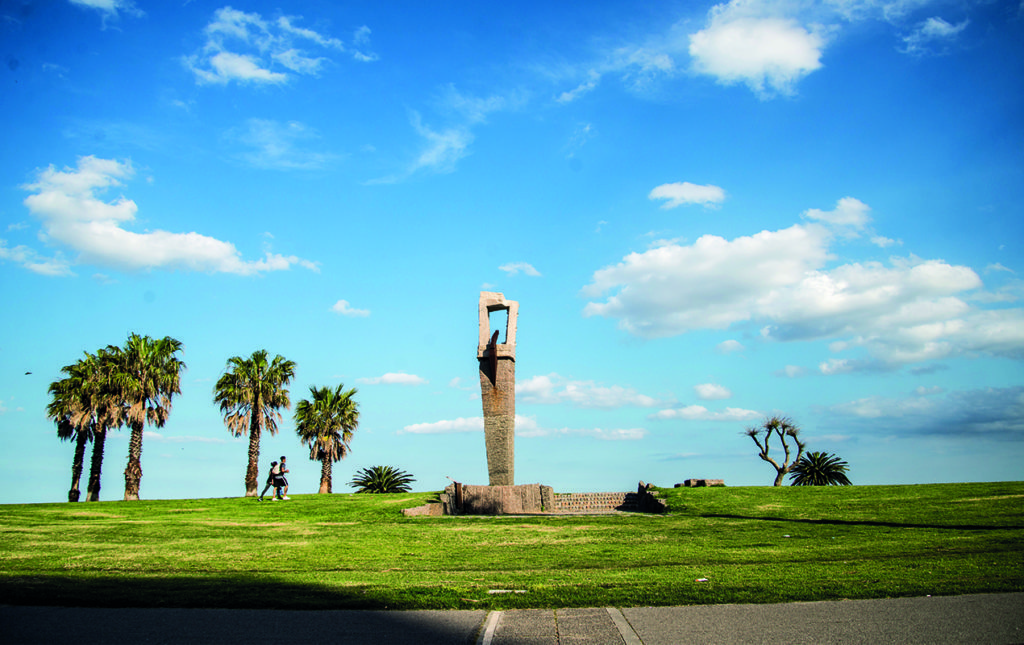 Montevideo: ramblas, mercados y art decó - montevideo-rambla