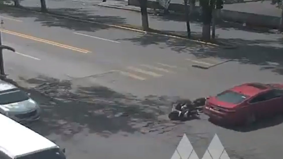 #Video Motociclista derrapa para evitar accidente y sufre fuerte golpe