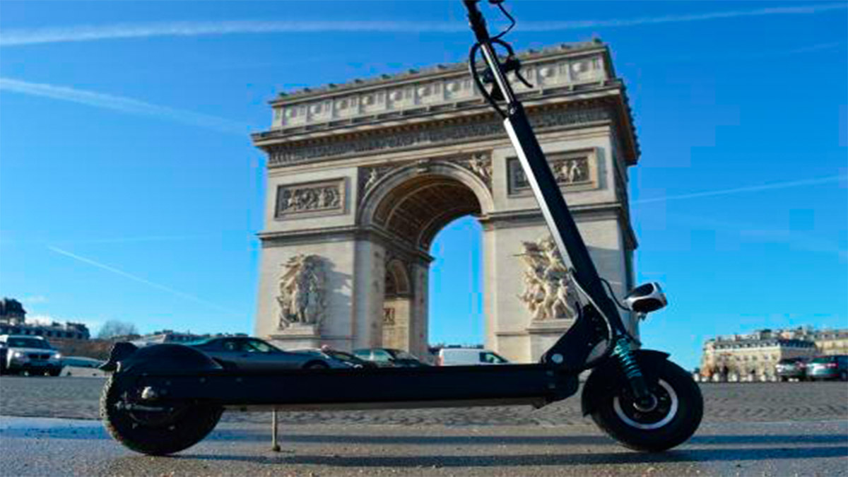 Joven que circulaba en patineta eléctrica muere al chocar en París