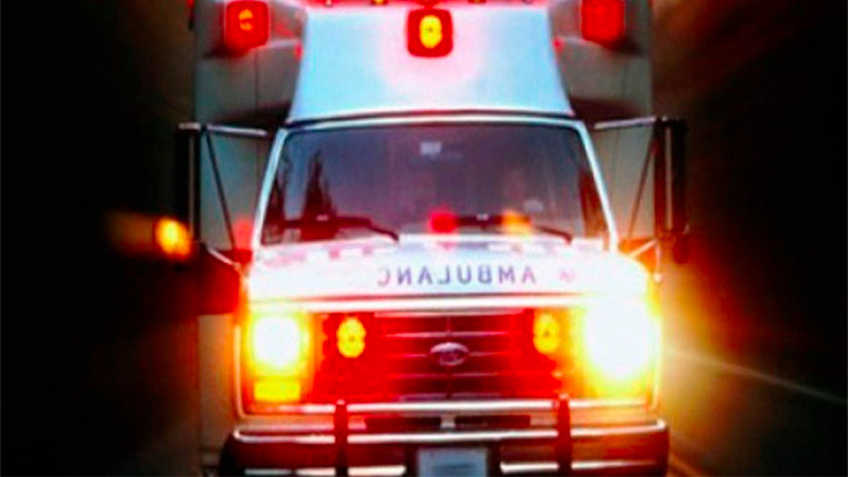 Muere policía tras chocar contra un árbol en Michoacán