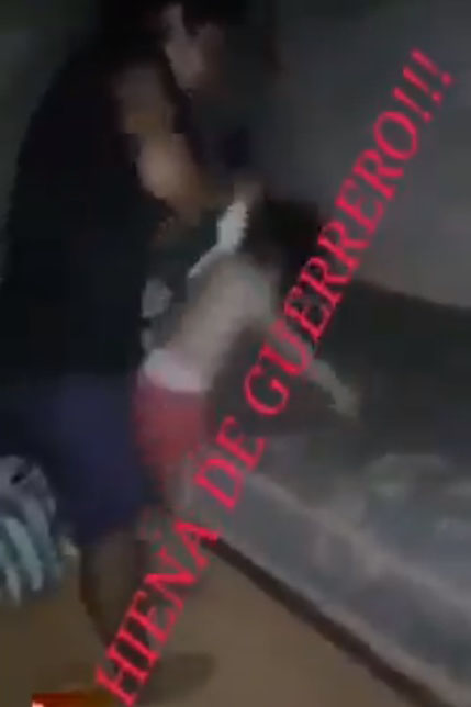 #Video Mujer maltrata brutalmente a niña pequeña en Guerrero - mujer-ahorca-a-su-hija