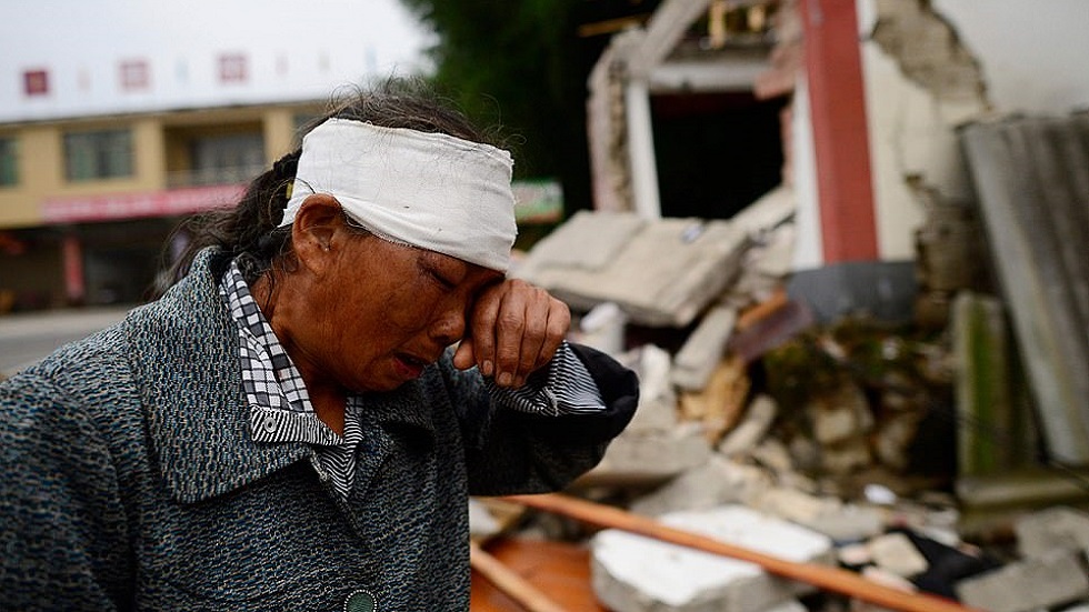 Aumenta a 13 cifra de víctimas por sismo en China - mujer-herida-por-sismo-en-china