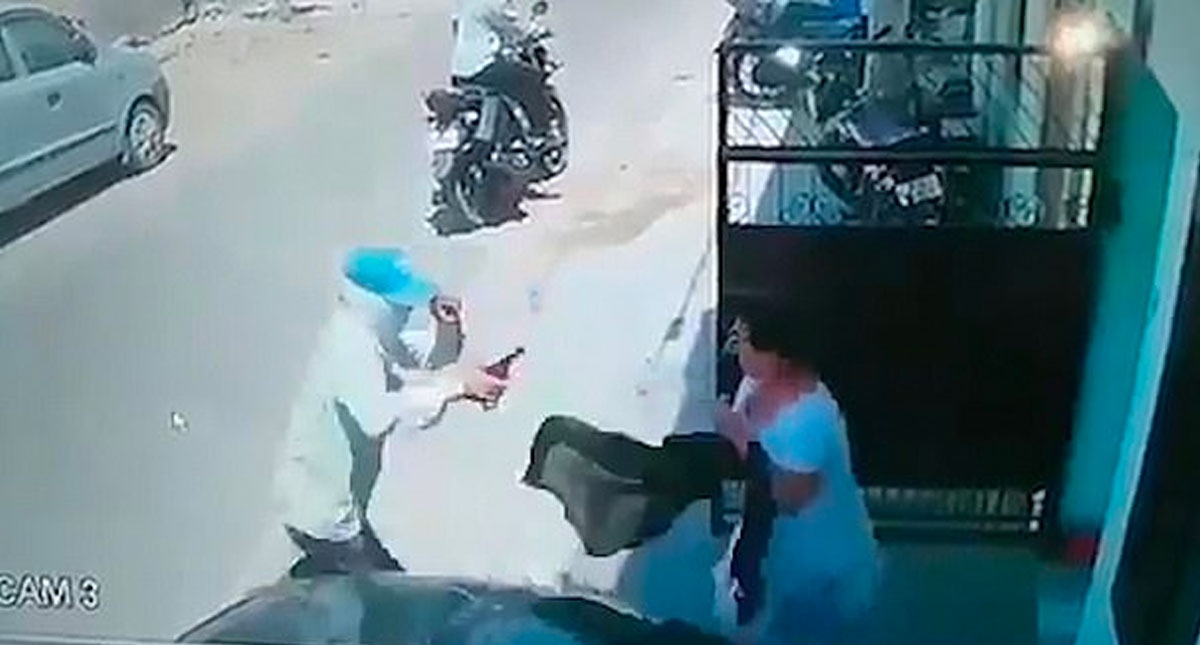 #Video Mujer enfrenta a ladrones armados y los hace huir