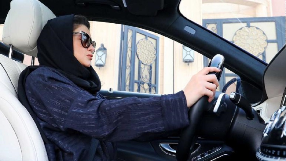 Pocas mujeres manejan en Arabia Saudita a un año de que se les permita