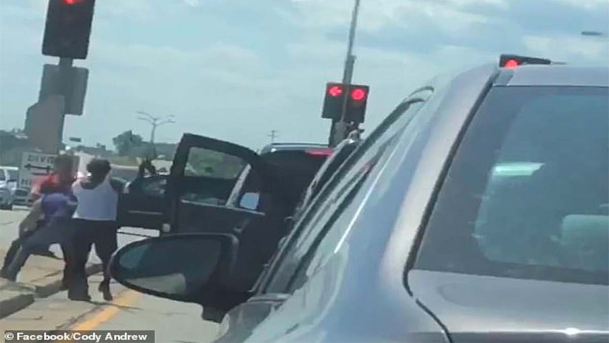 #Video Mujer amenaza a hombre con cepillo para la nieve durante riña