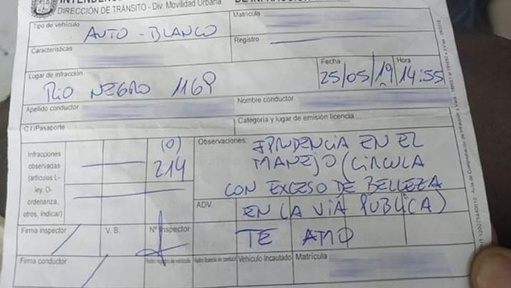 Policía de tránsito multa a mujer por “exceso de belleza”