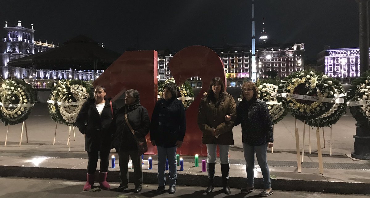 Familiares de víctimas del New’s Divine colocan antimonumento en el Zócalo capitalino