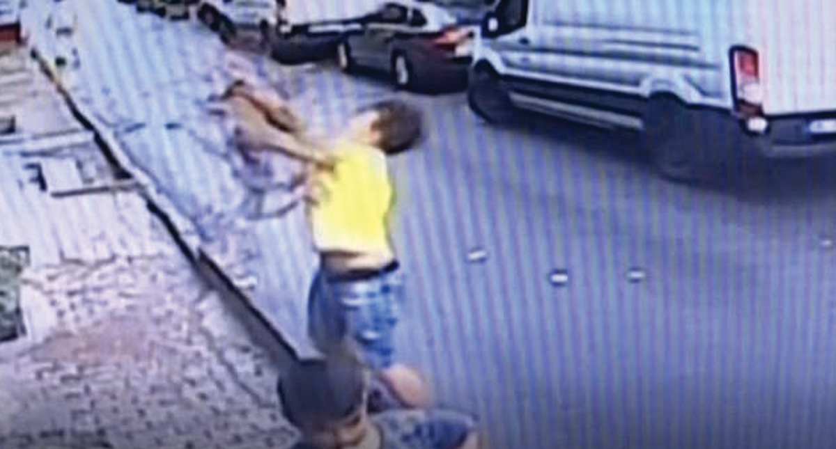 #Video Joven atrapa a niña que cae de una ventana en Estambul