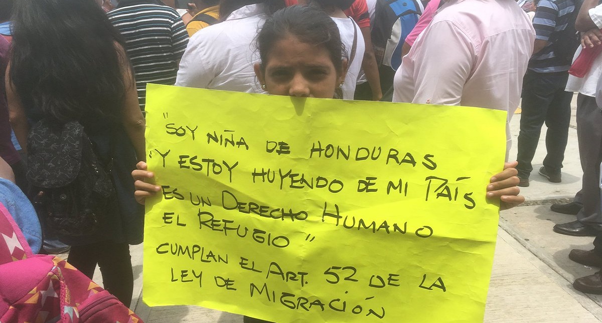 #Video Reciben a AMLO con reclamos y peticiones en Chiapas - nina-migrante-de-honduras