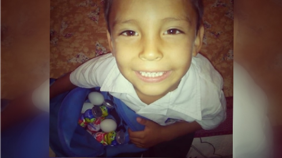 Niño lleva huevos y yogurth a compañero “que no tiene comida”