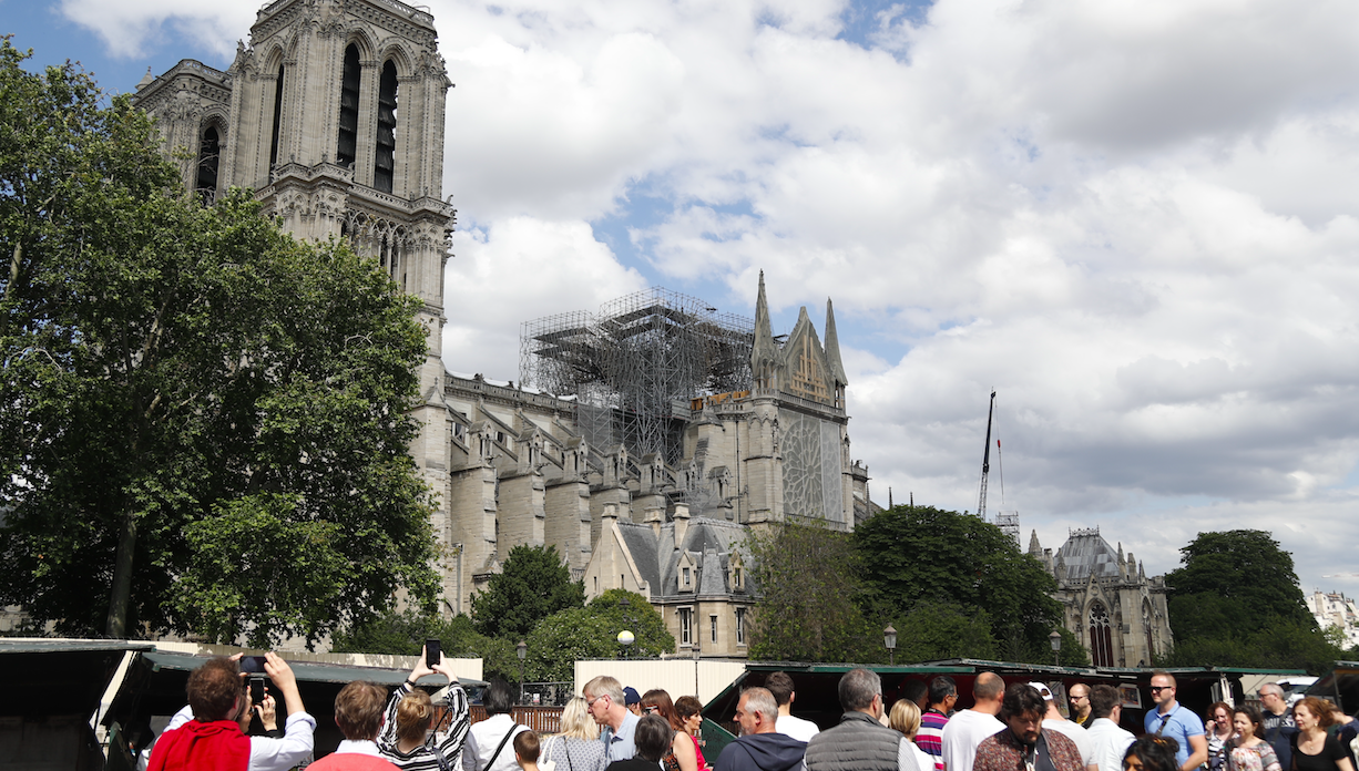 Comenzarán a desmontar estructura que rodeaba a Notre-Dame