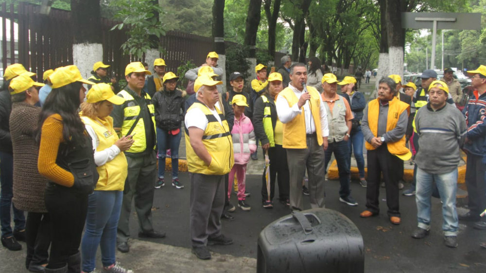 Protestan integrantes del PRD afuera del Canal Once