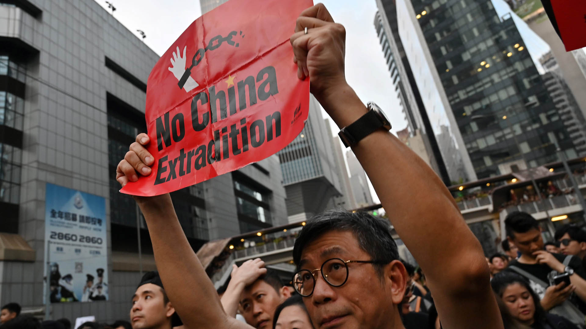 Hong Kong vive megamanifestación contra extradiciones a China - opositor-a-extradiciones-a-china