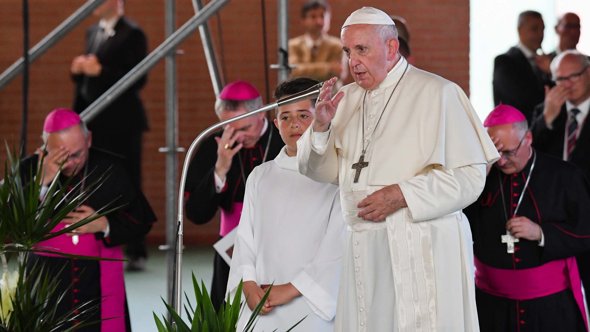 Papa Francisco visita a damnificados por terremoto en 2016 en Italia