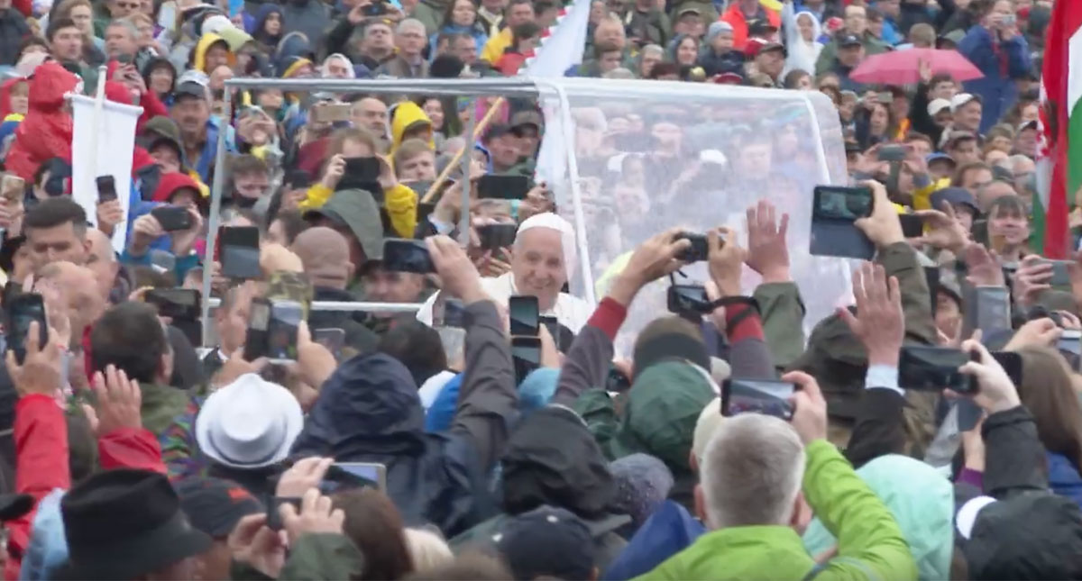 El papa elogia la diversidad de la Rumania multiétnica