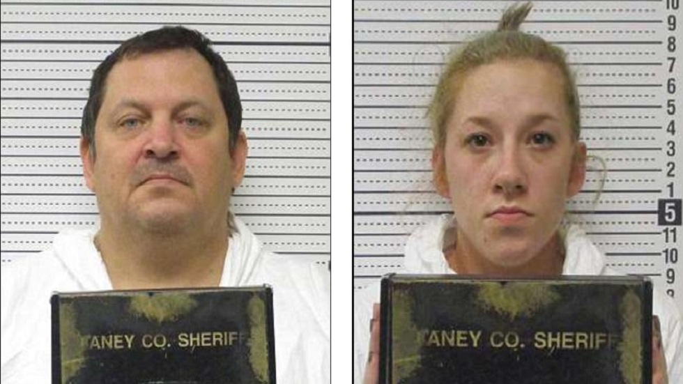 #Video Hombre se corta la garganta durante su juicio por homicidio - pareja-de-novios-acusada-del-homicidio-de-una-joven