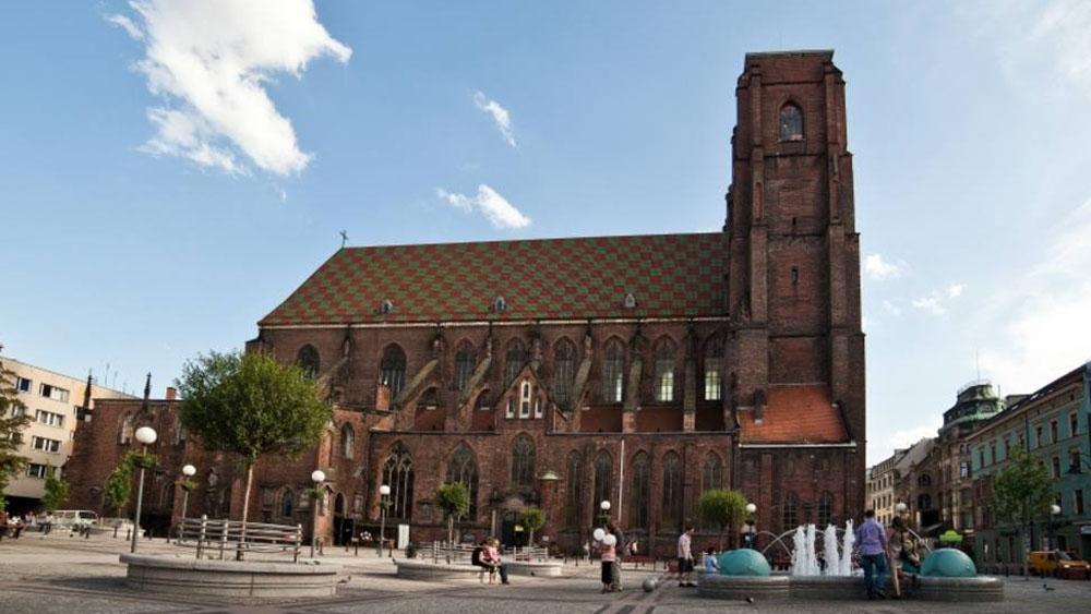 Apuñalan a sacerdote en parroquia de Polonia