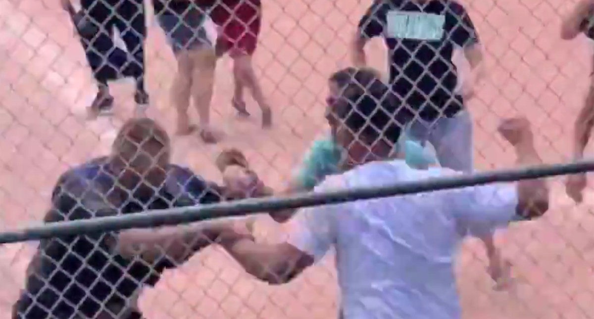 #Video Padres de familia pelean a golpes durante juego de béisbol juvenil #Video Padres de familia pelean a golpes durante juego de béisbol juvenil