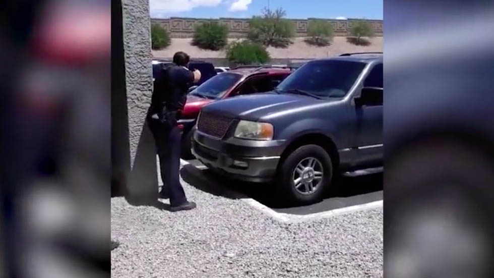 #Video Policías de Phoenix apuntan sus armas contra familia