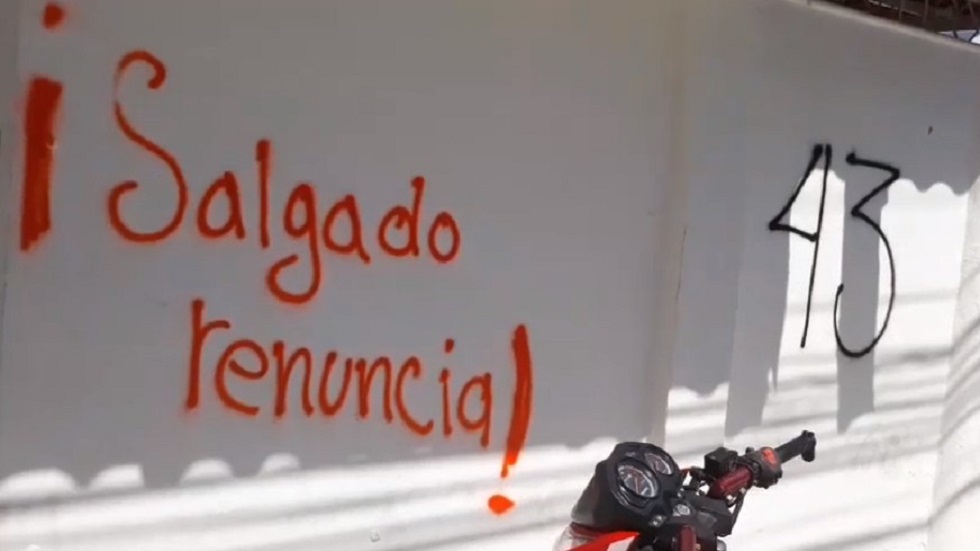 Normalistas de Ayotzinapa vandalizan oficinas del SEG - pintas-afuera-del-seg
