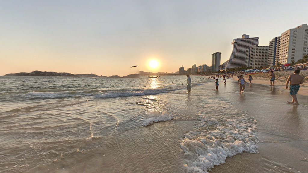 Ola arrastra al mar a niñas pequeñas en Acapulco