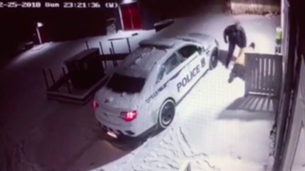#Video Hallan culpable a policía por agredir a indigente en Canadá