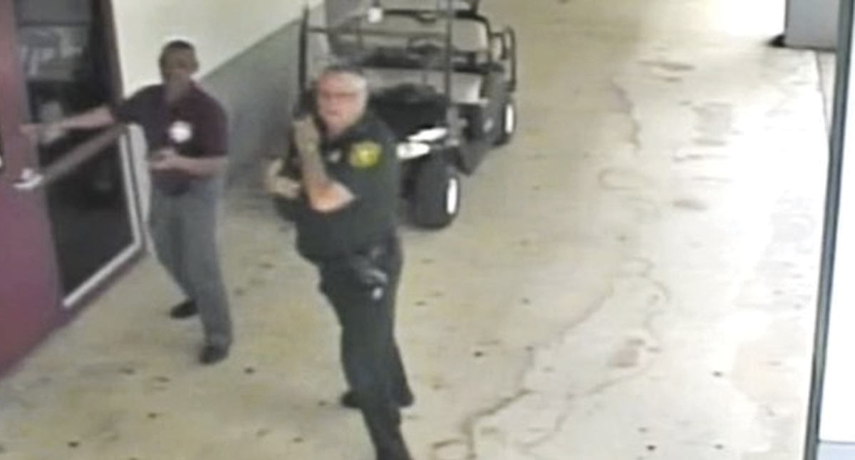 Detienen a oficial que se resguardó durante tiroteo en Parkland