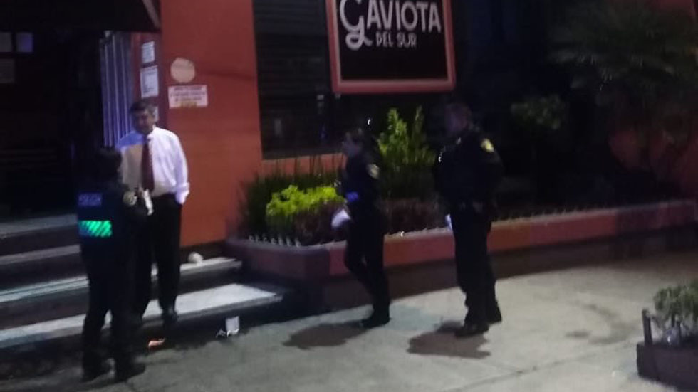 Asesinan a dos jóvenes en pista de baile de bar de Coapa - policias-afuera-del-bar