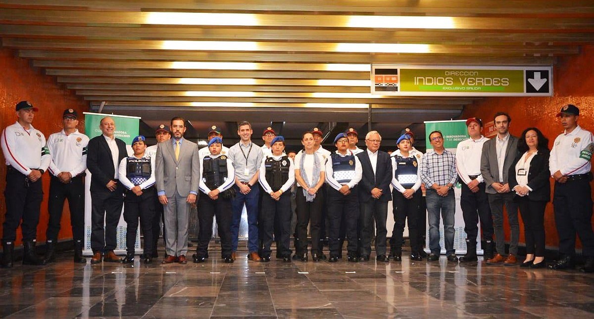 Cambian imagen a policías que vigilan transporte público de la CDMX - policias-con-nuevo-uniforme-en-la-cdmx