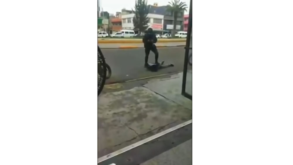 #Video Policía golpea y somete a asaltante en Neza
