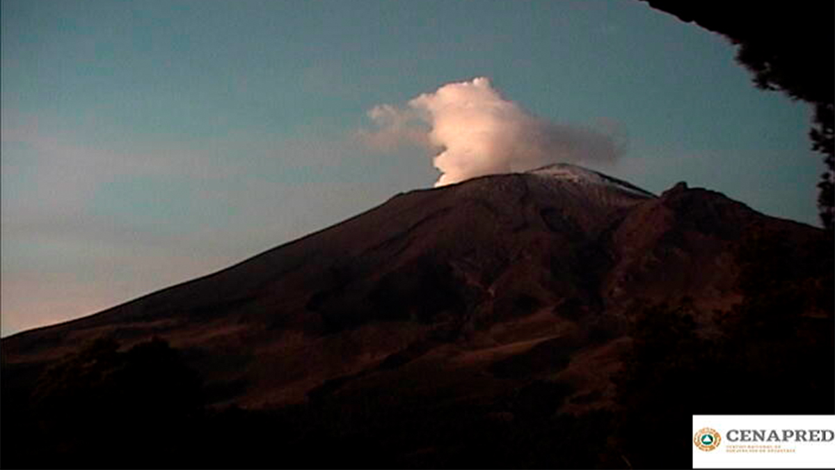 Popocatépetl amanece con columna de vapor de agua y gases
