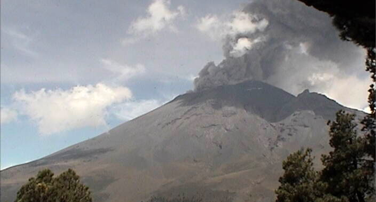 Alertan por caída de ceniza tras explosión del Popocatépetl