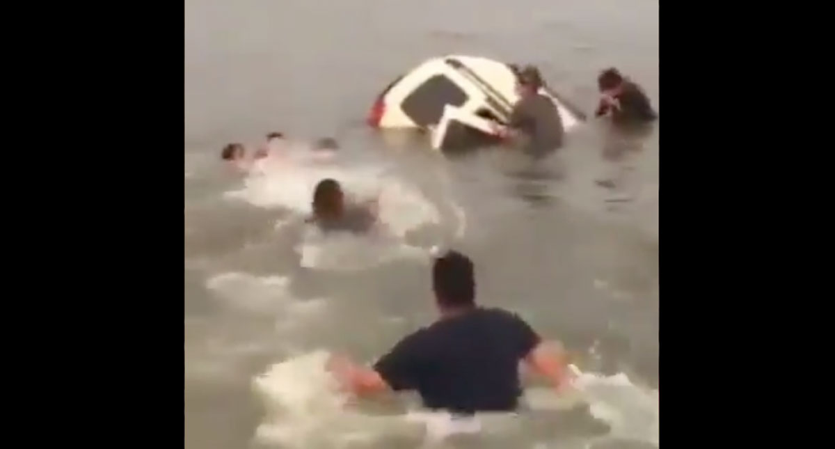 #Video Familia cae en su camioneta a una presa en Jalisco
