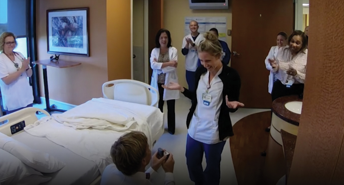 #Video Hombre propone matrimonio a enfermera que lo cuidó tras accidente