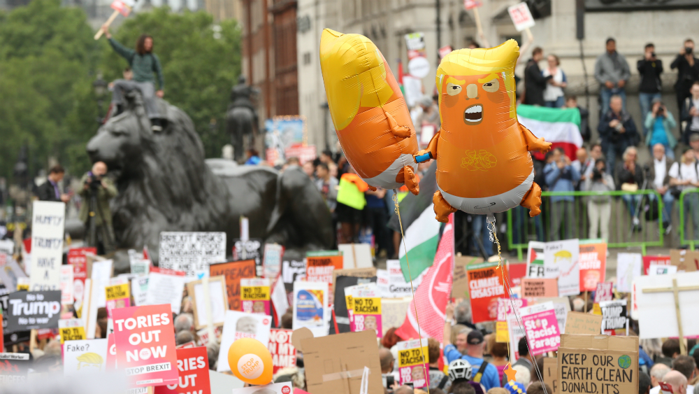 Miles de personas le gritan a Trump en Londres que “no es bienvenido”